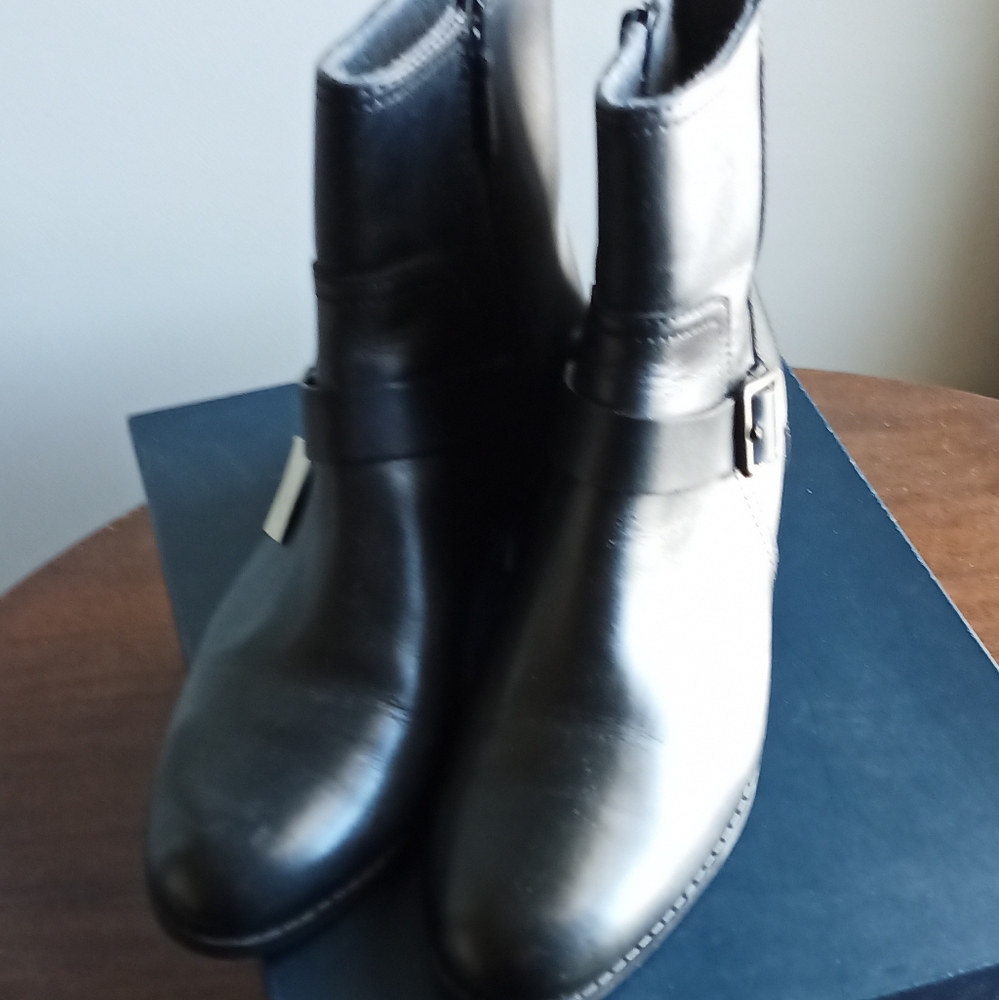 NWT COLE HAHN Black leather waterproof half boots. Size 8.5B
